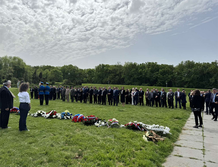 БЕОГРАД, 22. АПРИЛА /СРНА/ - У Београду је државном церемонијом полагања вијенаца обиљежен Дан сјећања на жртве Холокауста, геноцида и других жртава фашизма у Другом свјетском рату.