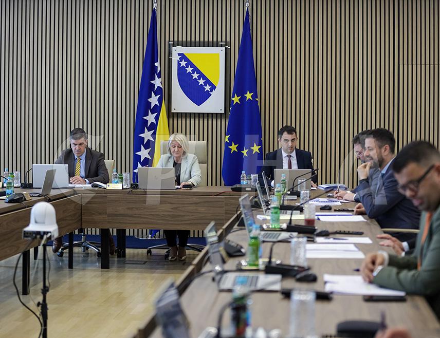 САРАЈЕВО, 22. АПРИЛА /СРНА/ - Савјет министара утврдио је данас кориговани Нацрт закона о буџету институција БиХ и међународних обавеза БиХ за ову годину којим су обезбијеђена средства за извршење арбитражне пресуде у предмету "`Вијадукт` Порторож и други против БиХ".