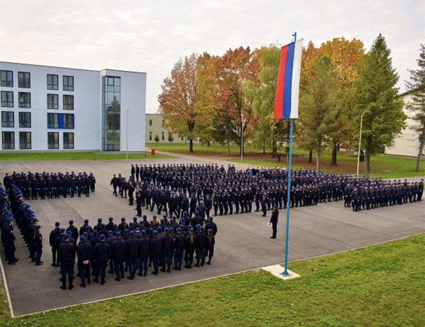 САРАЈЕВО, 24. АПРИЛА /СРНА/ - Полиција Републике Српске не штити појединца, већ вољу грађана Српске изражену на изборима и напади на предсједника Српске Милорада Додика представљају нападе на демократски изражену вољу народа Републике Српске, саопштио је Клуб посланика СНСД-а у Представничком дому Парламентарне скупштине БиХ.