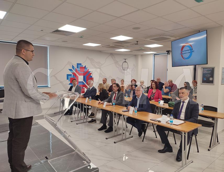 БАЊАЛУКА, 24. АПРИЛА /СРНА/ - Задругарство је једно од темеља пољопривреде, које Министарство пољопривреде, шумарства и водопривреде Републике Српске подржава кроз мјере подршке за развој и за откупљено воће, поврће и остале активности задруга, изјавио је помоћник министра пољопривреде Саша Лалић.
