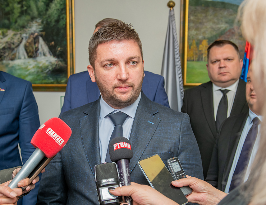 СОКОЛАЦ, 24. АПРИЛА /СРНА/ - Начелник општине Рогатица Нинослав Прелић изјавио је да је у данашњем разговору са предсједником Републике Српске Милорадом Додиком на Сокоцу постигнут договор да у наредном периоду у Рогатици буде изграђен вртић за смјештај 100 малишана.