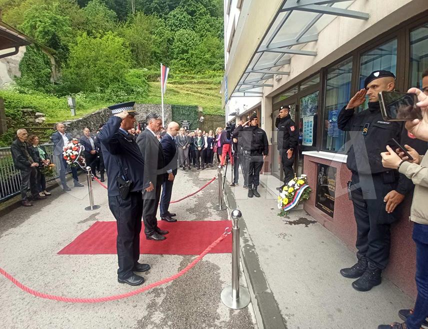 ЗВОРНИК, 25. АПРИЛА /СРНА/ - У Зворнику је служен помен и положено цвијеће код спомен-плоче полицајцу Драгану Ђурићу /47/ убијеном у терористичком нападу на Полицијску станицу који је прије десет година извршио вехабија Нердин Ибрић /24/ из зворничког насеља Кучић Кула.