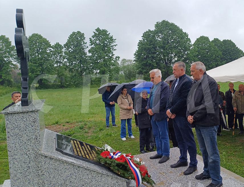 BROD, APRIL 26 /SRNA/ - Wreaths were laid today at the city cemetery in Brod, and a tribute was paid to 88 Serbs who were killed during the occupation of this municipality and thrown into a mass grave, which was discovered only after the city's liberation in the Patriotic Defense War.
