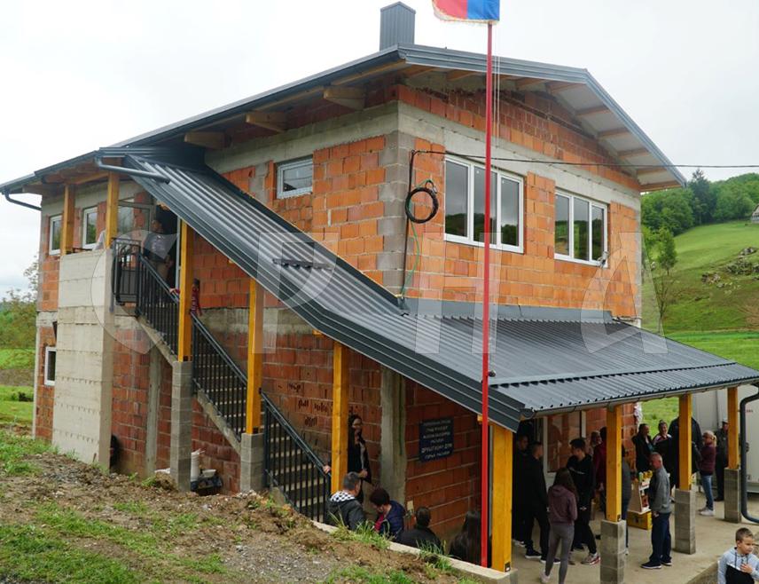 ПРИЈЕДОР, 26. АПРИЛА / СРНА/ - Градоначелник Приједора Слободан Јавор обишао је данас Друштвени дом у приједорском насељу Горњи Расавци, на којем је завршена друга фаза доградње и реконструкције и при том истакао да је ко+нтинуиран развој села један од главних задатака.