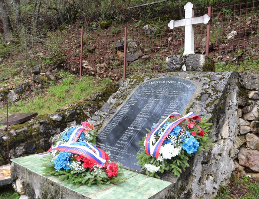 ROGATICA, APRIL 26 /SRNA/ - A memorial service and wreath-laying ceremony were held today in the village of Osovo near Rogatica at the monument dedicated to 90 Serbian civilians who were burned alive in a barn by members of the notorious Ustashe legion led by Jure Francetić on April 27, 1942.
