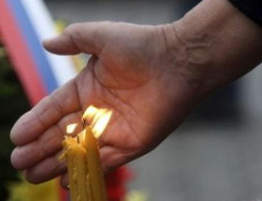 ДОБОЈ, 26. АПРИЛА /СРНА/ - Делегација Градског одбора СДС-а у Добоју одала је данас почаст и положила вијенце на добојском гробљу "Шушњари" гдје је сахрањен функционер СДС-а Бранислав Гарић који је убијен прије 16 година.