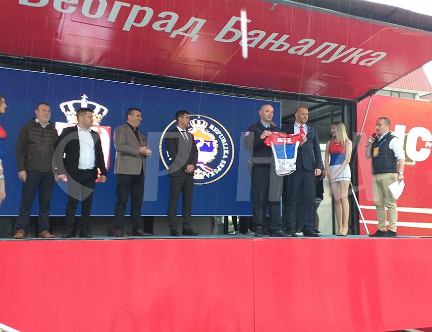 ВЛАСЕНИЦА, 26. АПРИЛА /СРНА/ - Руководилац саобраћајног обезбјеђења дијела друге и треће етапе Међународне бициклистичке трке "Београд- Бањалука 2025" вожене кроз Зворник и Власеницу инспектор Зоран Радивојевић добио је специјално признање од организатора трке - мајицу у бојама српске заставе која симболизује побједника трке, а Срни је данас изјавио да је обезбјеђивање трке више пута добило оцјену 10 плус.
