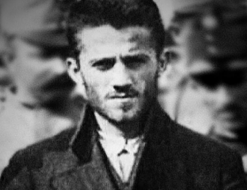БИЈЕЉИНА, 27. АПРИЛА /СРНА/ - Припадник "Младе Босне" Гаврило Принцип /1894-1918/, чији је атентат на аустроугарског престолонасљедника Франца Фердинанда у Сарајеву Бечу послужио као изговор за војну инвазију на Србију, преминуо је 28. априла од посљедица вишегодишњег мучења у чешком логору Терезин.