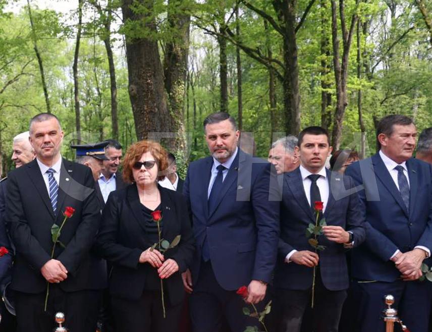 КОЗАРСКА ДУБИЦА, 27. АПРИЛА /СРНА/ - Министар за просторно уређење, грађевинарство и екологију Републике Српске Бојан Випотник рекао је Срни да сваки долазак у Доњу Градину и тешка тишина која грми - буди бол због свих невино пострадалих у усташком систему логора Јасеновац и Стара Градишка.