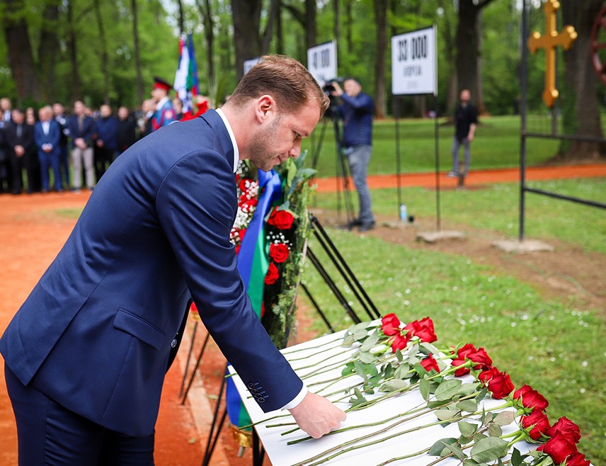 БАЊАЛУКА, 27. АПРИЛА /СРНА/ - Градоначелник Бањалуке Драшко Станивуковић поклонио се данас у Доњој Градини јасеновачким жртвама и поручио да за Србе нема веће светиње ове ове, која није само мјесто туге, већ и вјечне опомене.