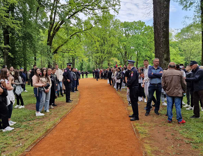 КОЗАРСКА ДУБИЦА, 27. АПРИЛА /СРНА/ - Дану сјећања на жртве геноцида над Србима, Јеврејима и Ромима у Независној Држави Хрватској и 80 година од пробоја логораша из концентрационог логора Јасеновац, који је обиљежен данас у Доњој Градини, присуствовало је око 15.000 грађана из свих крајева Републике Српске и региона, речено је Срни у Министарству унутрашњих послова /МУП/ Републике Српске.