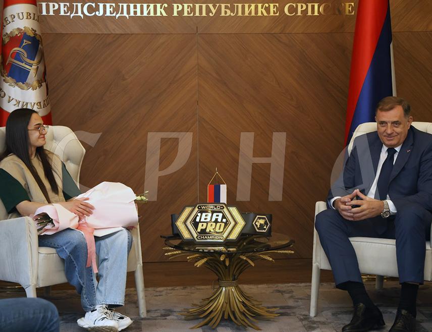 БАЊАЛУКА, 28. АПРИЛА /СРНА/ - Предсједник Републике Српске Милорад Додик организовао је данас пријем за Сару Ћирковић која је освојила ИБА професионалну титулу првака свијета у боксу.