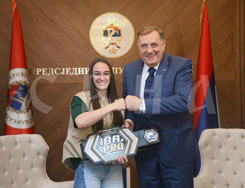 БАЊАЛУКА, 28. АПРИЛА /СРНА/ - Предсједник Републике Српске Милорад Додик уприличио је данас пријем за боксерку Сару Ћирковић, која је освојила ИБА професионалну титулу првака свијета, те поручио да је Сара учинила поносном Републику Српску и показала како прави шампиони истрајним радом постижу врхунске резултате.