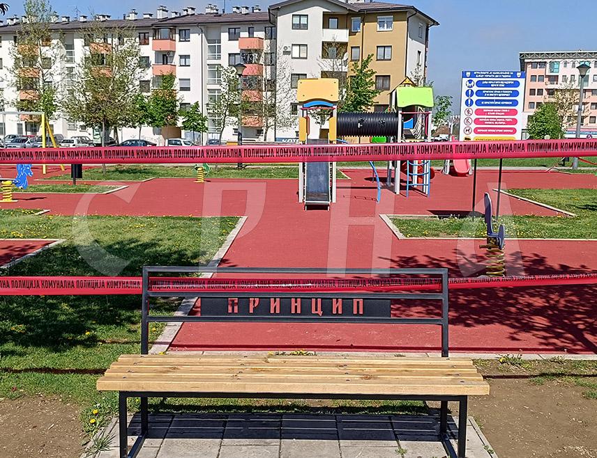 ИСТОЧНО САРАЈЕВО, 29. АПРИЛА /СРНА/ - Начелник општине Источно Ново Сарајево Јован Катић рекао је Срни да су радници комуналног предузећа "Рад" санирали дио Парка Гаврила Принципа, који су оштетили неодговорни појединци.