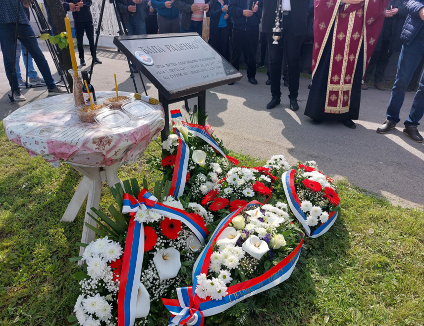 ПРИЈЕДОР, 30. АПРИЛА /СРНА/ - У Приједору ће данас бити обиљежене 33 године од погибје двадесетогодишњег полицајца Раденка Ђапе из Горњег Јеловца, прве жртве у Одбрамбено-отаџбинском рату у том граду.