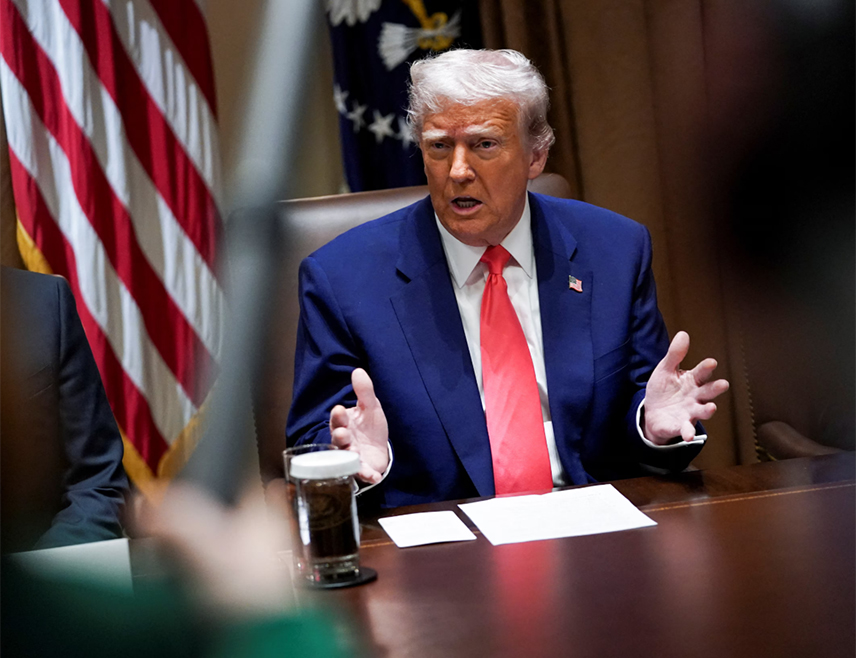 ВАШИНГТОН, 30. АПРИЛА /СРНА/ - Амерички предсједник Доналд Трамп рекао је да је лакше сарађивати са руским лидером Владимиром Путином, него са украјинским предсједником Владимиром Зеленским.