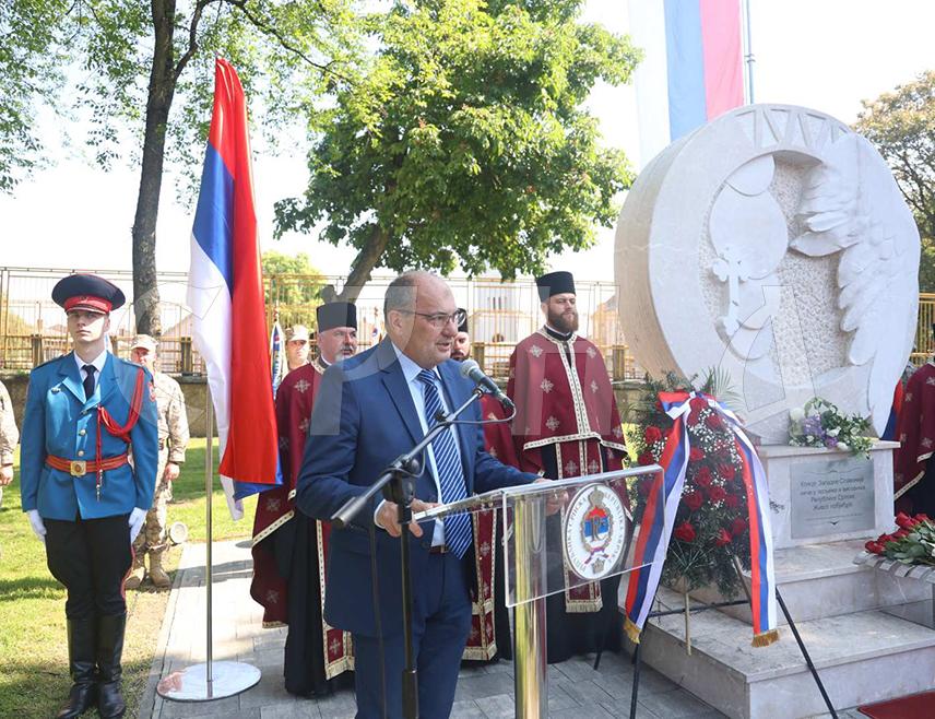 ГРАДИШКА, 1. МАЈА /СРНА/ - Предсједник Удружења Срба протјераних из Западне Славоније Крста Жарковић изјавио је да је сваких 50 година у овој области, као и у Српској Крајини вођен рат и да не постоји генерација мушка која је наслиједила имање јер је све паљено сваких 50 година.