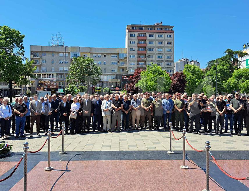 БИЈЕЉИНА, 2. МАЈА /СРНА/ - У Бијељини су данас обиљежене 33 године од формирања елитне јединице Војске Републике Српске /ВРС/ Гарде "Пантери" која је прошла сва ратишта у Српској и чији је 101 припадник дао живот за одбрану Републике Српске, а 858 их је рањено.