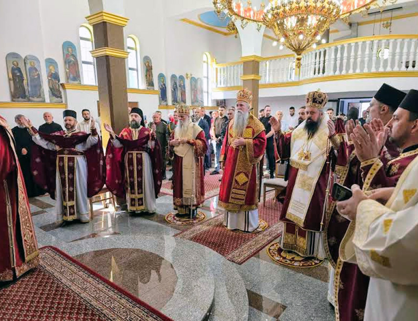 СРБАЦ, 3. МАЈА /СРНА/ - Његово високопреосвештенство митрополит црногорско-приморски Јоаникије служио је у Цркви Преображења Господњег у Разбоју код Српца, гдје је, према свједочењу преживјелих, посљедњу литургију служио Свети свештеномученик Јоаникије црногорски, прије свога и страдања свештеника, народа и припадника Југословенске војске у отаџбини прије 80 година.