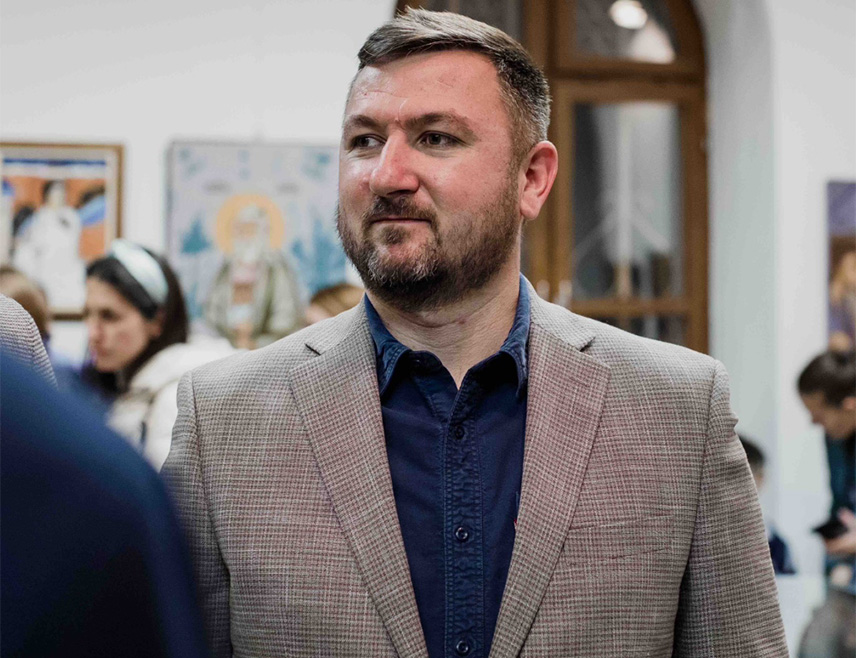 БИЈЕЉИНА, 3. МАЈА /СРНА/ - Шеф одборничког клуба СНСД-а у Бијељини Александар Остојић назвао је неспособном градску администрацију којој замјери да није у стању да ријеши ни ударне рупе на путевима, најезду комараца у Семберији ни плате запосленима који се финасирају из локалног буџета.