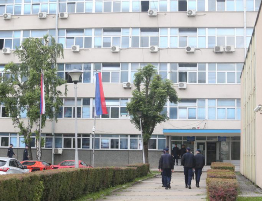 БАЊАЛУКА, 5. МАЈА /СРНА/ - У средњим школама на подручју Бањалуке на чије мејлове су стигле поруке о постављеним експлозивним направама завршени су противдиверзиони прегледи и нема безбједносних пријетњи, речено је Срни у бањалучкој Полицијској управи.