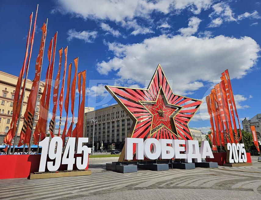 МОСКВА, 6. МАЈА /СРНА/ - Два дана пред велику војну параду у част 80. годишњице побједе над фашизмом, која ће бити одржана на Црвеном тргу у Москви, припреме се приводе крају, јавља новинар Срне из главног града Руске Федерације.