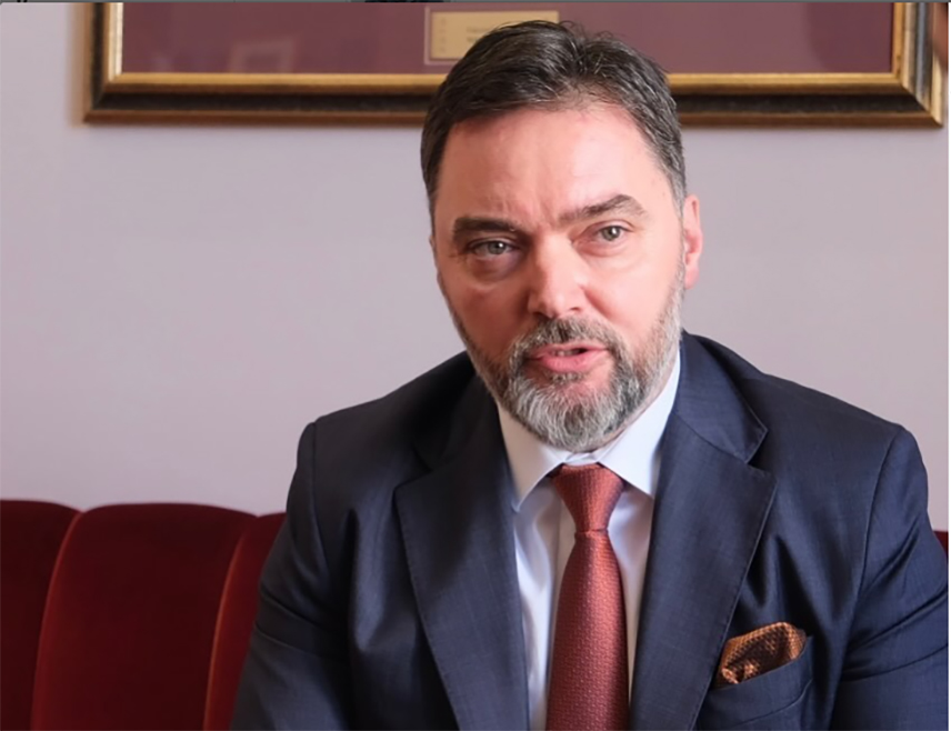 САРАЈЕВО, 7. МАЈА /СРНА/ - Замјеник предсједавајуће Савјета министара Сташа Кошарац изјавио је Срни да док је српски члан и предсједавајућа Предсједништва БиХ Жељка Цвијановић пред Савјетом безбједности УН маестрално бранила уставну позицију Српске, дотле се опозиција /у/ Српској заједно са сарајевском "тројком" частила бесплатном вечером са британским министром иностраних послова у Сарајеву.