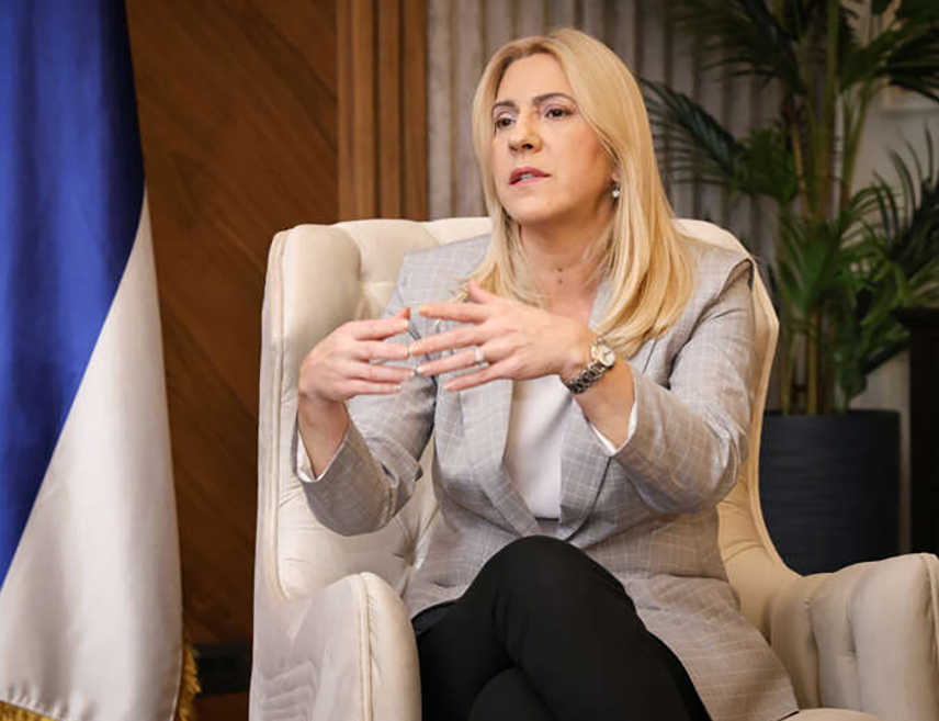 ИСТОЧНО САРАЈЕВО, 8. МАЈА /СРНА/ - Српски члан и предсједавајућа Предсједништва БиХ Жељка Цвијановић изјавила је за Срну да је преблаго рећи да Игор Црнадак заслужује да га демантује због његових измишљотина, па ће рећи да лаже и да му то није први пут.