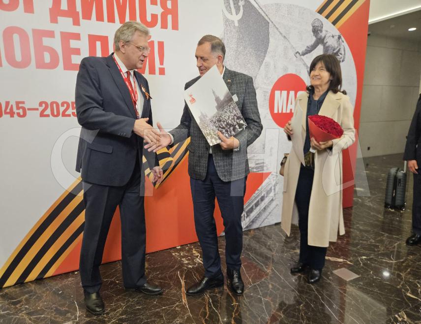 МОСКВА, 8. МАЈА /СРНА/ - Предсједник Републике Српске Милорад Додик допутовао је у Москву, гдје ће, на позиов предсједника Руске Федерације Владимира Путина, сутра присуствовати свечаности поводом 80 година од побједе над фашизмом, јавља извјештач Срне.