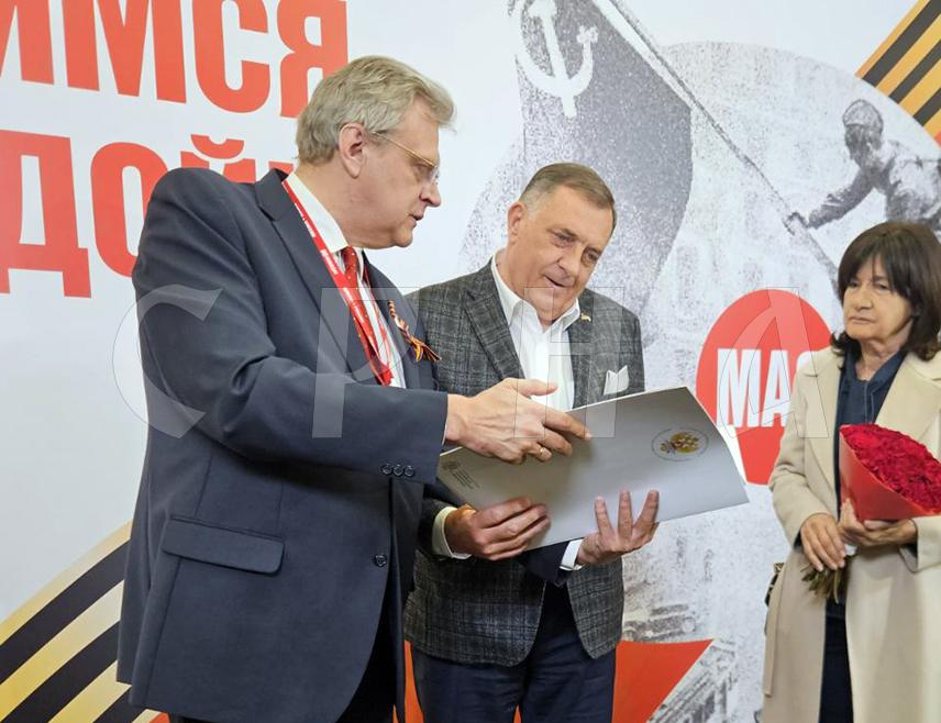 МОСКВА, 8. МАЈА /СРНА/ - Широм Москве постављени су билборди са поруком добродошлице предсједнику Републике Српске Милораду Додику који је допутовао у главни град Руске Федерације како би присуствовао свечаности поводом Дана побједе над фашизмом, јавља извјештач Срне.