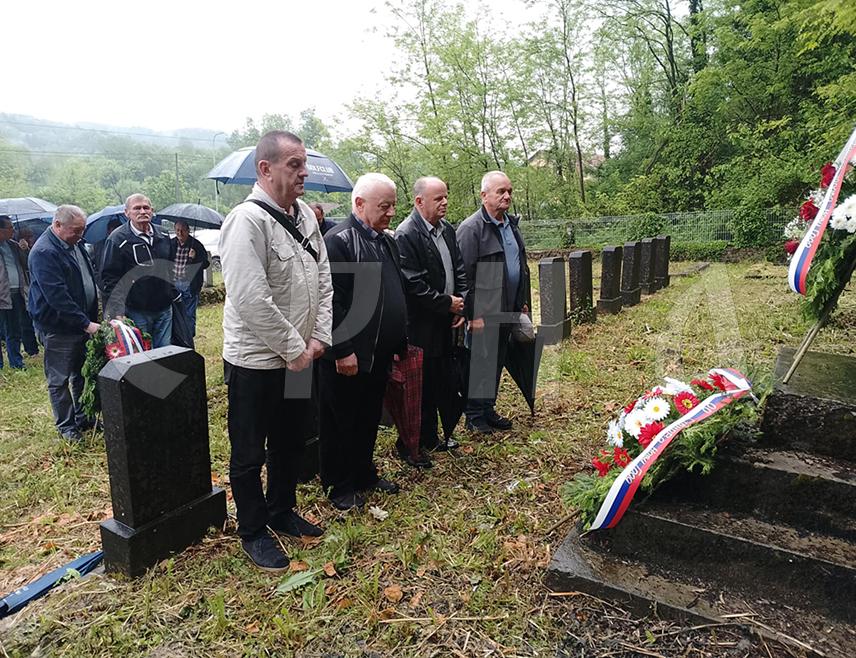 НОВИ ГРАД, 8. МАЈА /СРНА/ - Полагањем вијенаца и прислуживањем свијећа на партизанском гробљу у насељу Видорија у Новом Граду данас је обиљежен Дан побједе над фашизмом.
