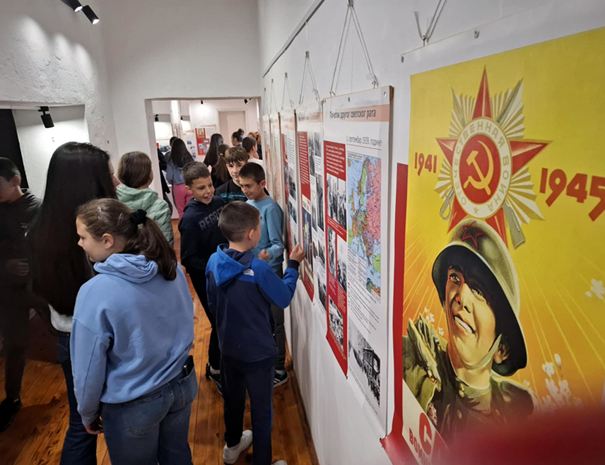 ХАН ПИЈЕСАК, 8. МАЈА /СРНА/ - На Хан Пијеску је данас отворена изложба "Надомак побједе", посвећена 9. мају - Дану побједе над фашизмом, у заједничкој организацији локалног Центра за омладину и спорт "Поглед" и Руског центра за науку и културу - Руски дом из Београда.