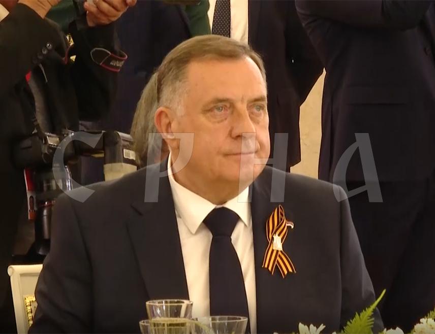 МОСКВА, 8. МАЈА /СРНА/ - Предсједник Републике Српске Милорад Додик поручио је вечерас да је српски народ, непокоран и храбар, поднио велику жртву и дао значајан допринос у побједи над фашизмом коју је је прије 80 година заједнички извојевао са руским народом.