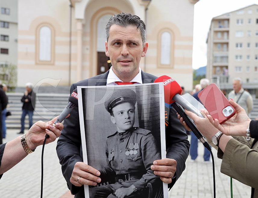 ПАЛЕ, 9. МАЈА /СРНА/ - Полагањем вијенаца на споменике народним херојима Милану Симовићу и Митру Минићу, борцима палим у Другом свјетском рату и маршом "Бесмртног пука" на Палама је данас обиљежен 9. мај – Дан побједе над фашизмом, на којем је истакнуто да ће српски и руски народ увијек бити на страни правде, истине и никада неће заборавити своје претке.