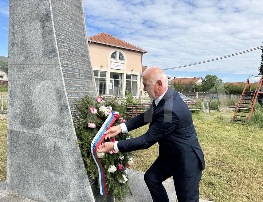 MOSTAR, MAY 9 /SRNA/ - On the occasion of Victory Day, the Consul General of Serbia in Mostar Vaso Gujić laid a wreath today at the memorial to fallen fighters of the People's Liberation War /NOR/ and civilian victims of World War II in the Baćevići neighborhood of Mostar. He emphasized that the Serbian people made enormous sacrifices for freedom in all the regions where they lived.