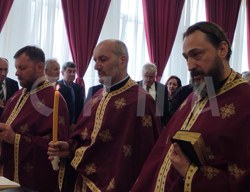 БАЊАЛУКА, 12. МАЈА /СРНА/ - Централна свечаност поводом обиљежавања Дана Војске Републике Српске /ВРС/ и Tрећег пјешадијског /Република Српска/ пука Оружаних снага БиХ почела је данас у касарни "Козара" у Бањалуци, гдје је у току парастос за погинуле борце и цивиле у Одбрамбено-отаџбинском рату.