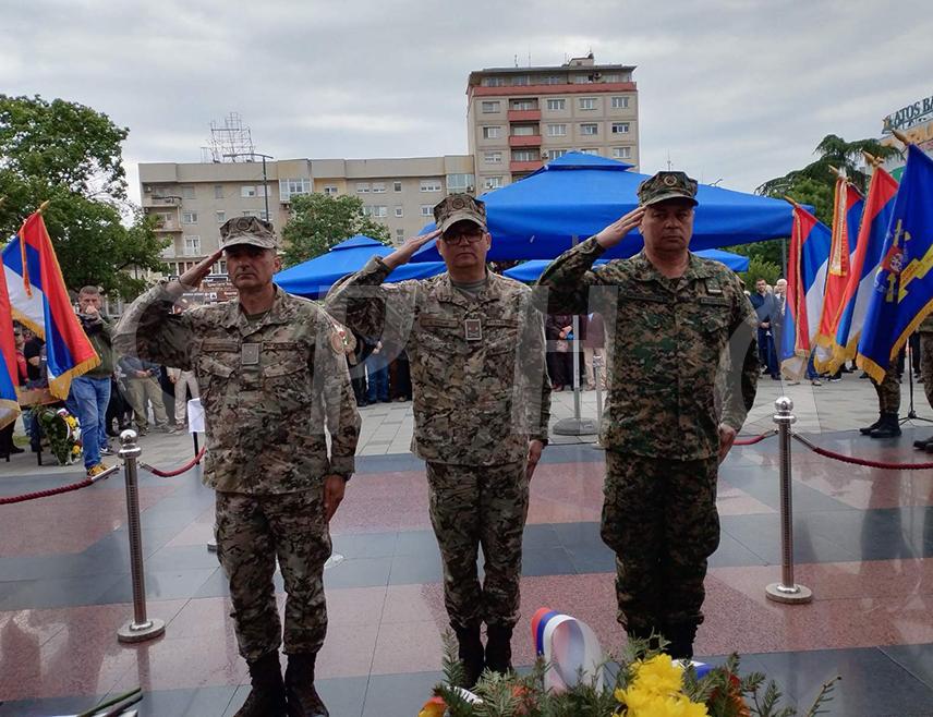БИЈЕЉИНА, 12. МАЈА /СРНА/ - Улицама Бијељине данас је, поводом Дана Војске Републике Српске /ВРС/, прошла колона војника Трећег пјешадијског /Република Српска/ пука Оружаних снага БиХ са заставама 19 семберских ратних јединица војске чију традицију баштине.