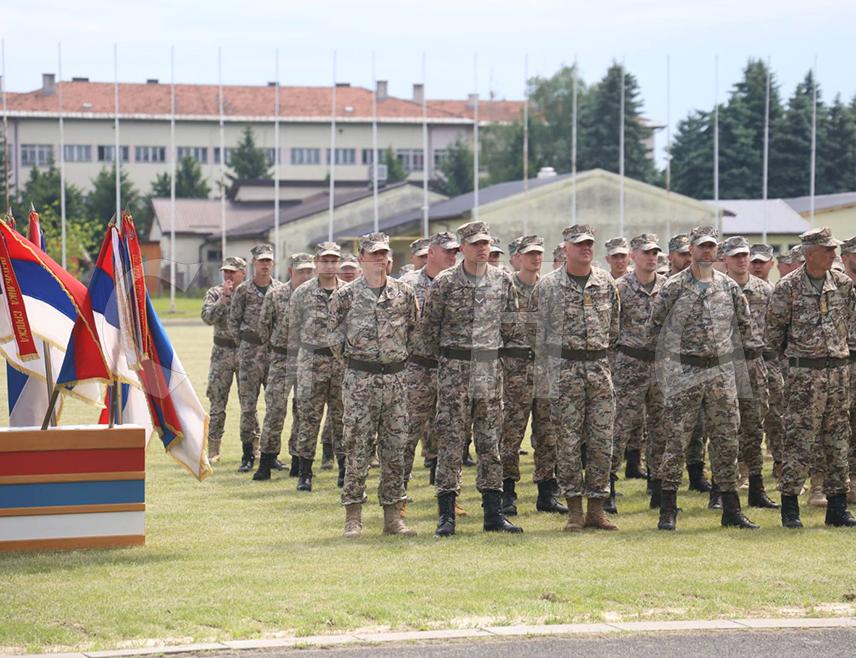 САРАЈЕВО, 12. МАЈА /СРНА/ - Замјеник министра одбране у Савјету министара Александар Гогановић рекао је Срни да је Дан Војске Републике Српске и Дан трећег пјешадијског /Република Српска/ пука обиљежен часно и достојанствено и да нико не може забранити обиљежавање битних датума из српске традиције.