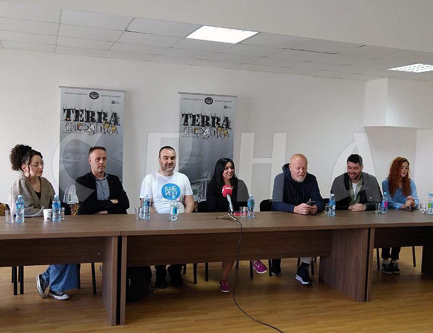 ИСТОЧНО САРАЈЕВО, 13. МАЈА /СРНА/ - Народно позориште Источно Сарајево извешће нову представу "Тера инкогнита" премијерно на Фестивалу "Љубица" у Градишци који почиње 17. маја, док ће домаћа публика имати прилику да је погледа 23. маја, на прву годину рада овог установе.