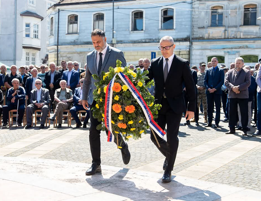 ДЕРВЕНТА, 13. МАЈА /СРНА/ - Поводом Дана Војске Републике Српске /ВРС/ и Дана 27. моторизоване бригаде, у Дервенти је данас служен парастос за све погинуле и умрле припаднике ВРС и положени вијенци код централног спомен-обиљежја за 608 бораца са подручја ове локалне заједнице погинулих у Одбрамбено-отаџбинском рату.