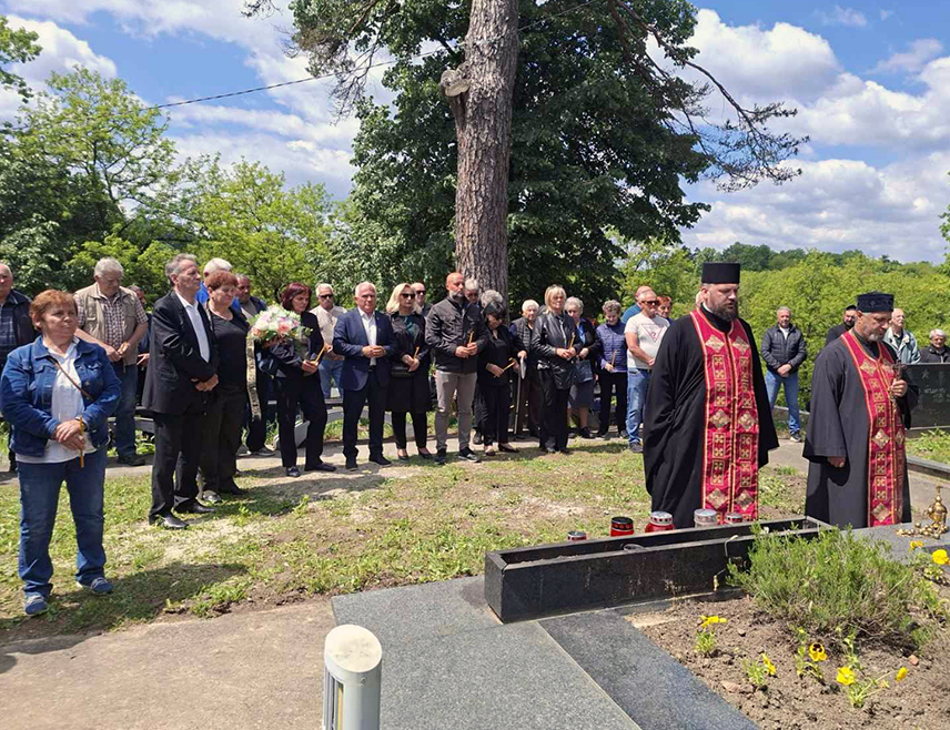 ГЛИНА, 13. МАЈА /СРНА/ - На православном гробљу у Глини данас је служен парастос за око 2.000 Срба са Кордуна и Баније које су звјерски убиле усташе у мају и августу 1941. године.