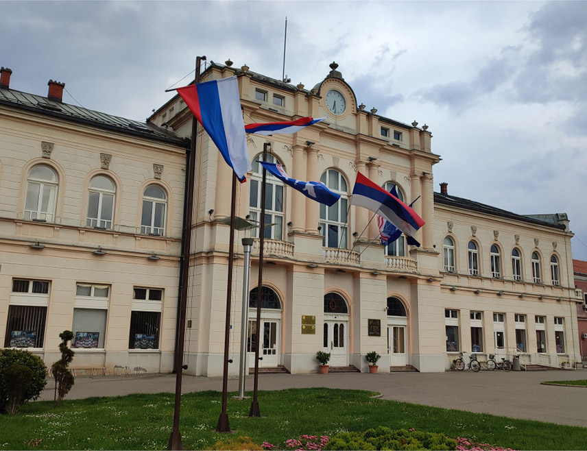 БИЈЕЉИНА, 13. МАЈА /СРНА/ - Радници Градске управе Бијељина затражили су данас хитно сазивање ванредне скупштинске сједнице због алармантне финансијске ситуације града.