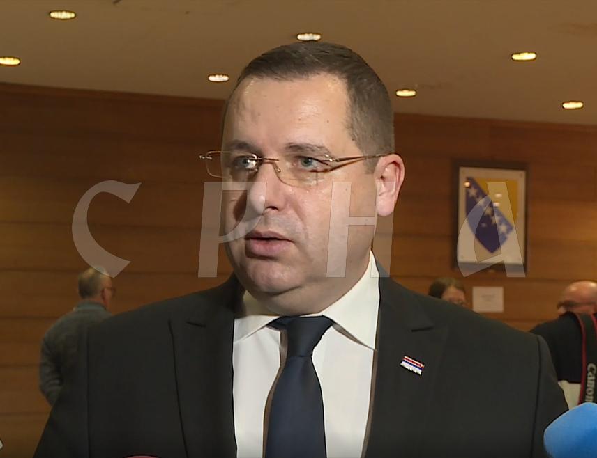 САРАЈЕВО, 13. МАЈА /СРНА/ - Српски делегат у Дому народа Парламентарне скупштине БиХ Радован Ковачевић рекао је да пут БиХ треба да буде на бази Устава БиХ и да се кроз разговор и дијалог нађе рјешење за превазилажење постојеће кризе.