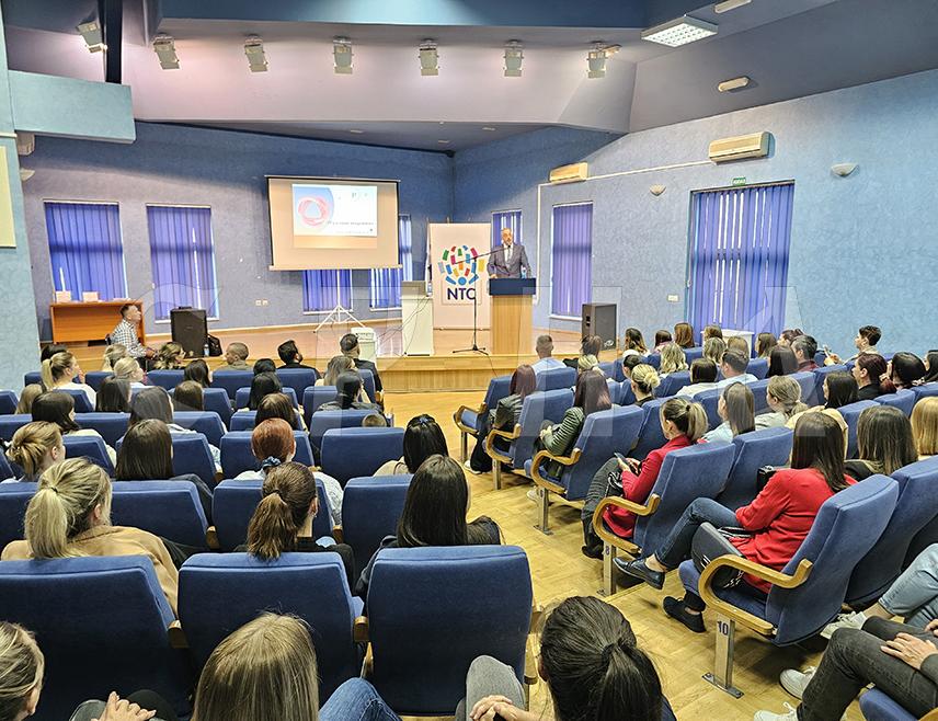 УГЉЕВИК, 13. МАЈА /СРНА/ - У угљевичком Центру за културу вечерас је професор Ранко Рајовић одржао предавање о теми "Дубока пажње код дјеце" у организацији едукатора Никола Тесла Центра /НТЦ/ Младена Стевановића и под покровитељством општине Угљевик.