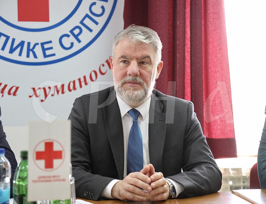 ПАЛЕ, 14. МАЈА /СРНА/ - Министар здравља и социјалне заштите Републике Српске Ален Шеранић изјавио је да Црвени крст Републике Српске одлично сарађује са свим министарствима и има значајну улогу, не само у ванредним ситуацијама, већ спроводи активности и у редовним од којих користи имају сви грађани.