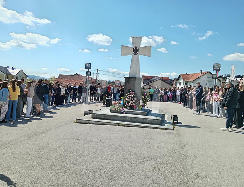 СОКОЛАЦ, 14. МАЈА /СРНА/ - У Парохијском дому на Сокоцу одржан је историјски час за 250 ученика, који су након тога са својим наставнцима и професорима посјетили Српско војничко спомен-гробље Нови Зејтинлик на коме почивају 963 припадника Војске Републике Српске и МУП-а Српске које трајно свједочи колико скупо је плаћена слобода српског народа у Сарајевско-романијској регији.