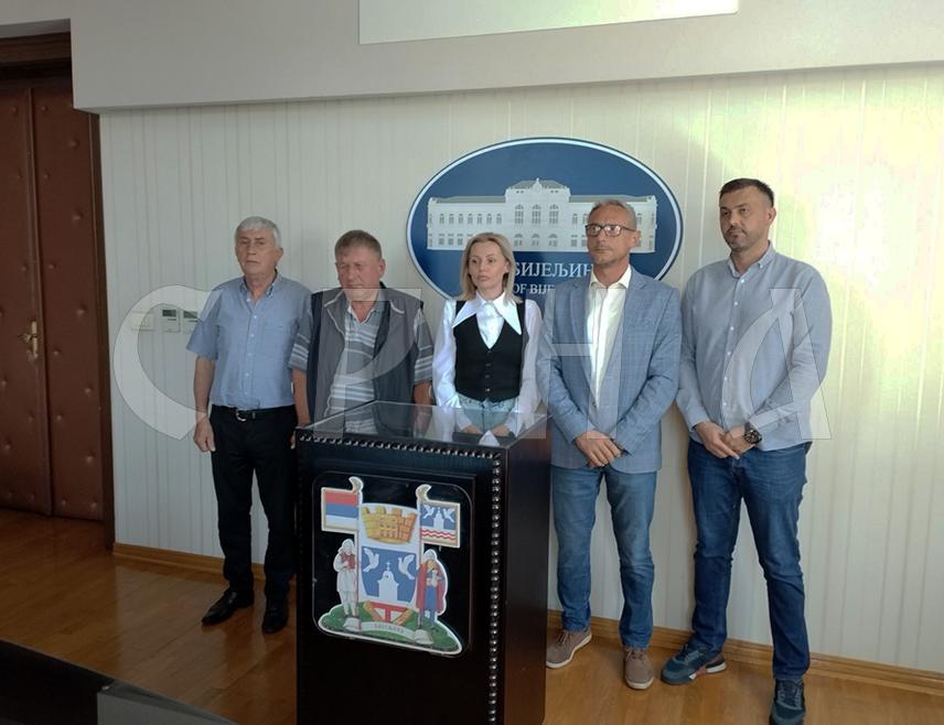 БИЈЕЉИНА, 14. МАЈА /СРНА/ - За 54 мучки убијена припадника ЈНА у Тузли у злочиначком муслиманском нападу на колону у договореном мирном повлачењу сутра ће на мјесту страдања на Брчанској малти бити положене бијеле руже и прислужене свијеће невиним жртвама.