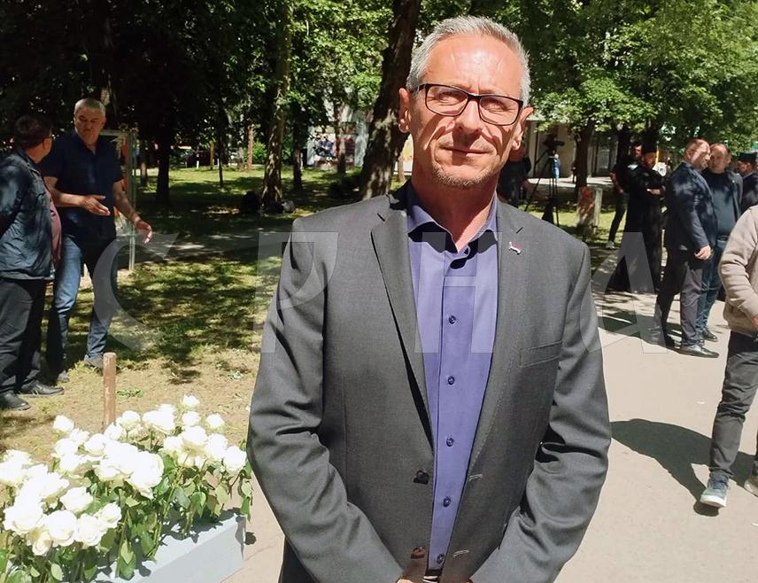 ТУЗЛА, 15. МАЈА /СРНА/ - Предсједник Борачке организације Републике Српске Радан Остојић рекао је данас да су Срби, који су кренули у Тузлу да обиљеже 33 година од страдања војника ЈНА на Брчанској малти, претресени као терористи и да велико присуство полиције показује колико су добродошли у наводно отворени град.