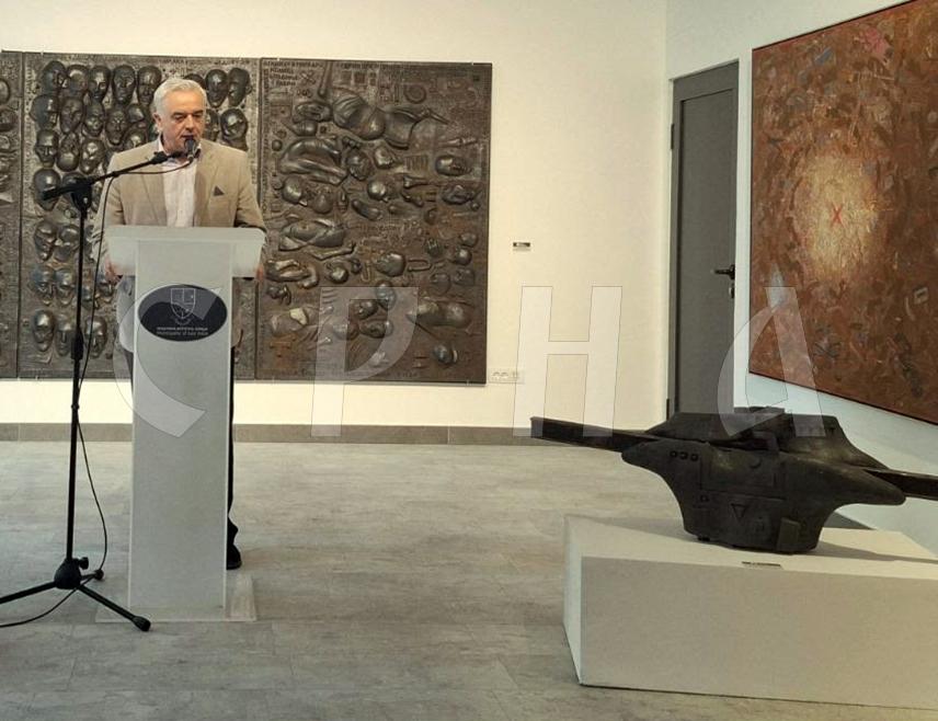 ИСТОЧНА ИЛИЏА, 15. МАЈА /СРНА/ - У Галерији "Жарко Видовић" у Источној Илиџи вечерас је отворена изложба слика и скулптура рађених различитим техникама под називом "Пут ка небу" академика Миливоја Унковића.