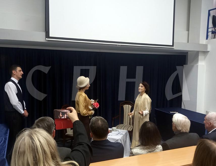 ПАЛЕ, 16. МАЈА /СРНА/ - Представом "Две жене и један рат" и промоцијом књиге "Тамо далеко: аутобиографија кнегиње Јелисавете Карађорђевић вечерас је почело обиљежавање Дана Филозофског факултета Универзитета у Источном Сарајеву и крсне славе – Светог Јована Богослова.